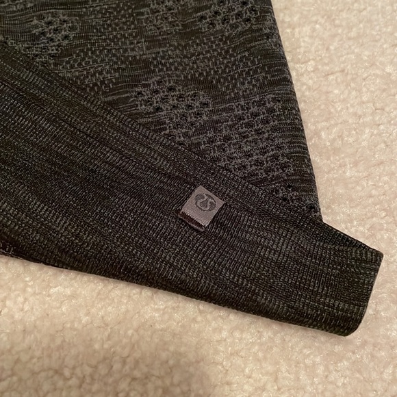 Lululemon muscle long sleeve size 4 - Picture 2 of 3